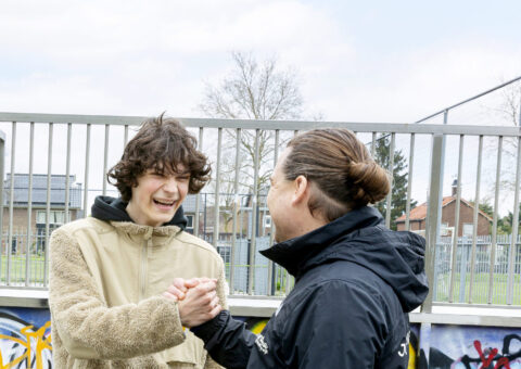Foto jongerenwerker Synthese met jongere op skatebaan
