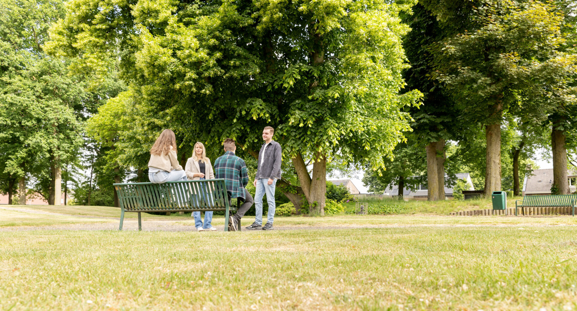 Medewerkers Synthese in gesprek met jongeren