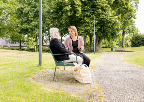 Medewerker Synthese in gesprek met mantelzorger