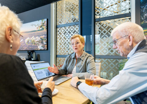 Vrijwilliger in gesprek met inwoners