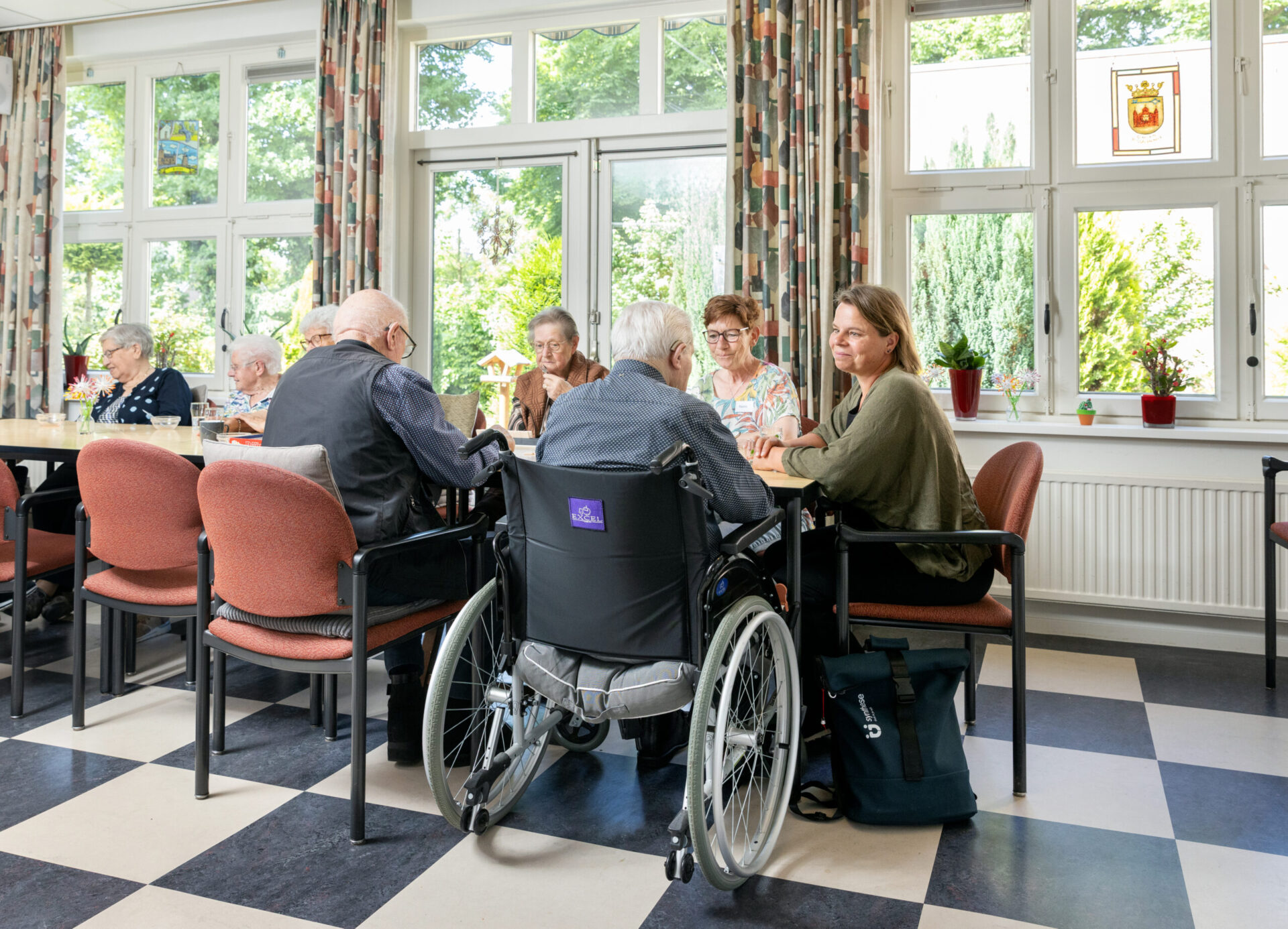 Medewerker Synthese in gesprek met inwoners