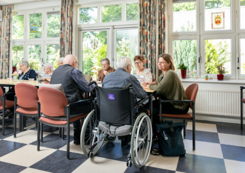 Medewerker Synthese in gesprek met inwoners