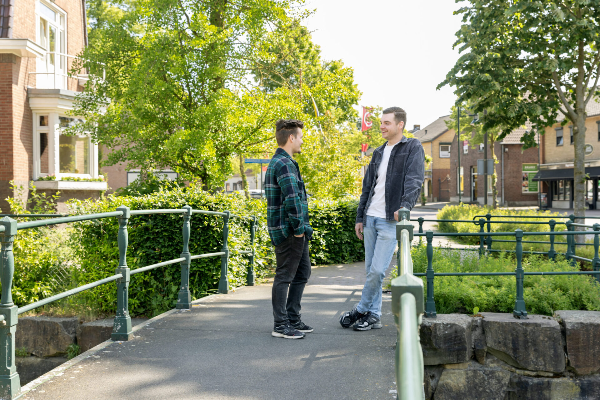 Jongerenwerker in gesprek met jongere