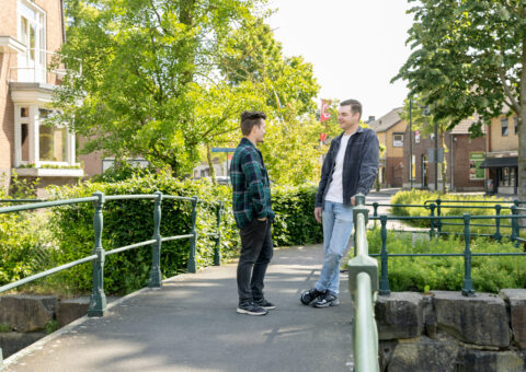 Jongerenwerker in gesprek met jongere