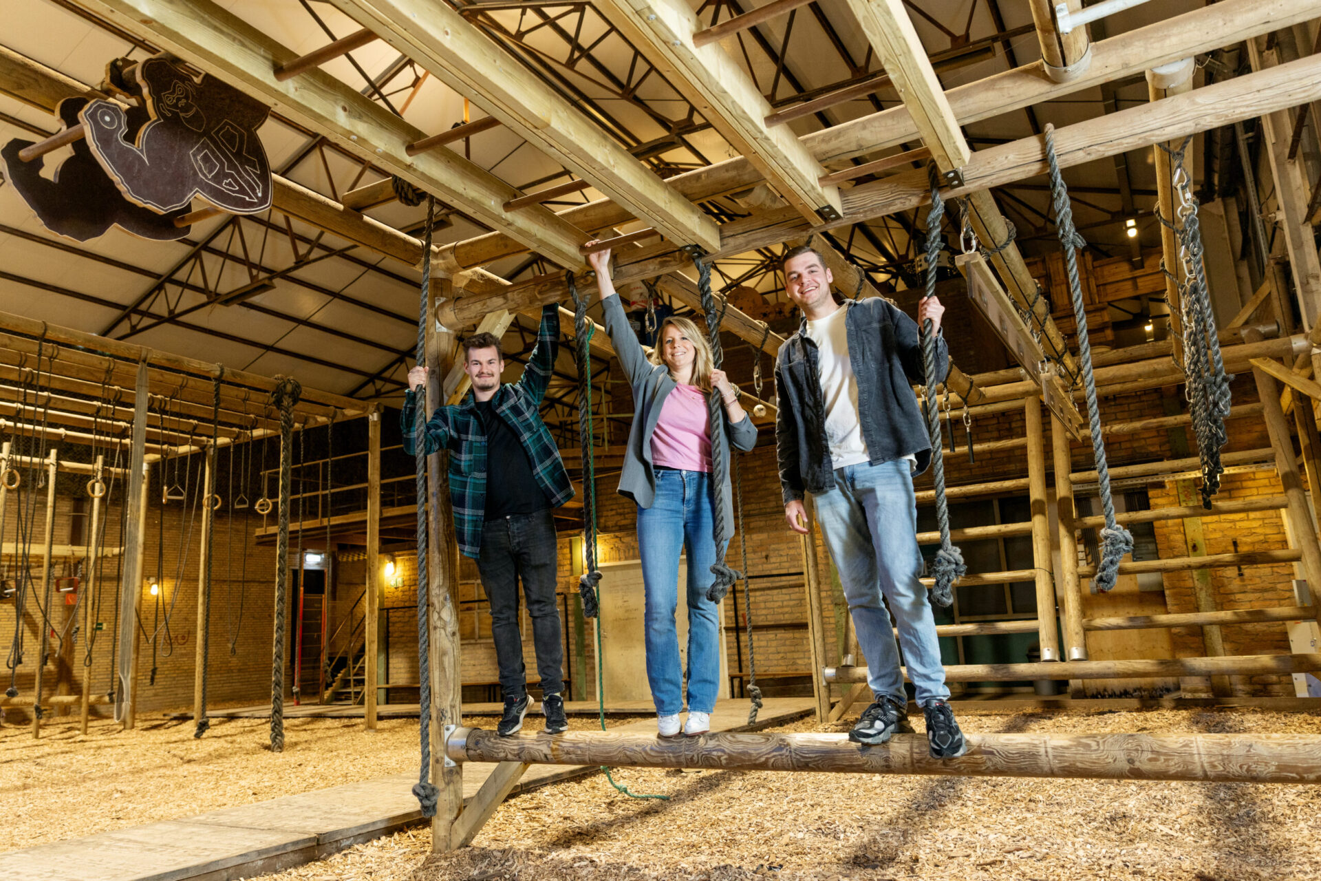 Jongerenwerkers en vrijwilliger in speelhal