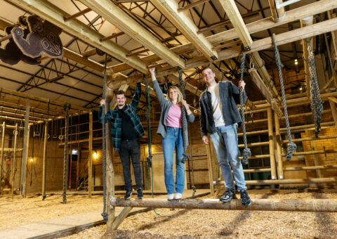 Jongerenwerkers en vrijwilliger in speelhal