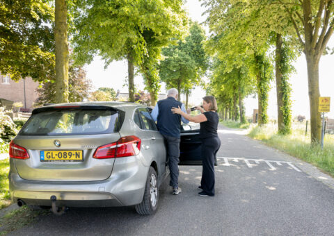 Hulp bij in- en uitstappen auto