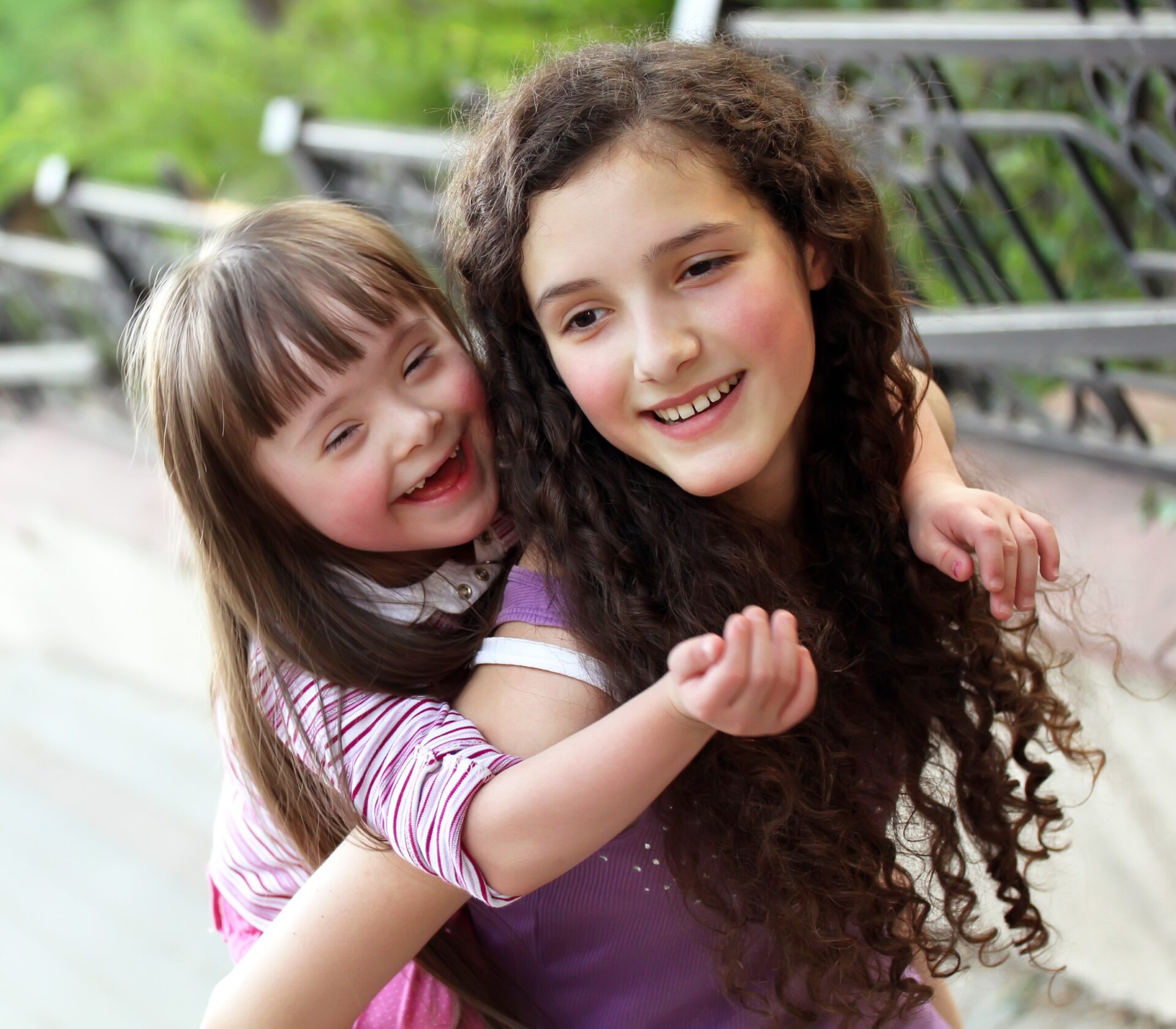 2 kinderen bij elkaar op de rug